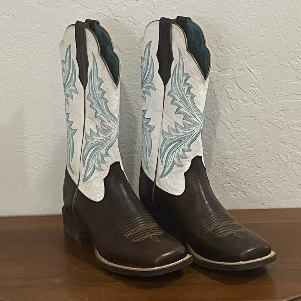 Ariat Brown Leather Western Boots with White Shaft and Beautiful Stitching NWOT - Picture 2 of 14